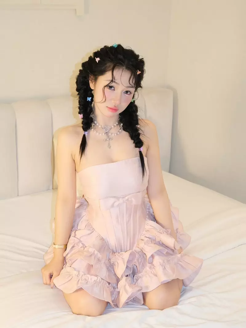 Ảnh Trần Hà Linh phong cách nữ tính, cuốn hút