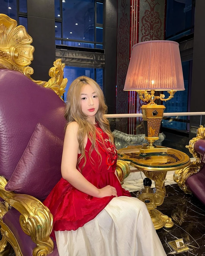 Chân dung Trần Hà Linh xinh đẹp trong ánh sáng tự nhiên