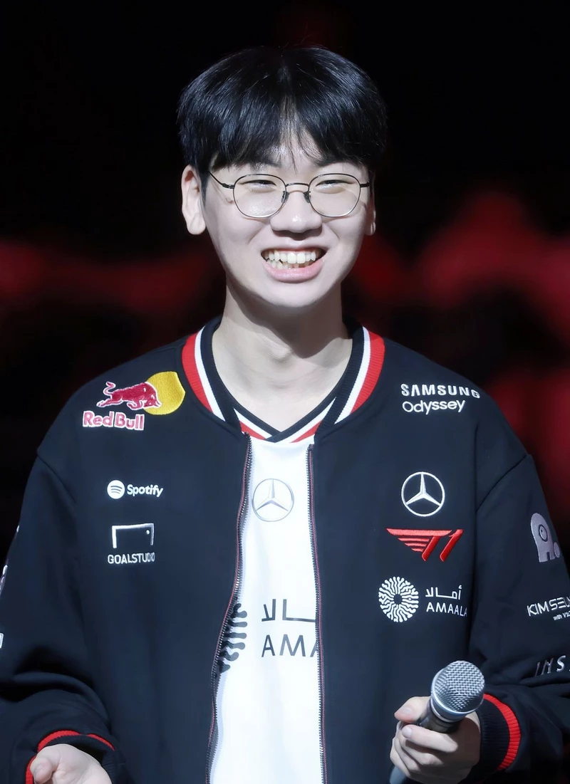 Trong cộng đồng esports, hình ảnh của các tuyển thủ ngày càng được đầu tư công phu và ấn tượng hơn. T1 Doran – người chơi đường trên tài năng của T1 – cũng sở hữu nhiều hình nền chất lượng cao được fan yêu thích. Nếu bạn đang cần tìm những hình nền T1 Doran đẹp, độc và chuẩn chất tuyển thủ, bài viết này sẽ cung cấp đầy đủ. Hy vọng bộ sưu tập hình nền T1 Doran trên đã mang đến cho bạn những lựa chọn phù hợp nhất. Hãy tải về và làm mới thiết bị của bạn với những hình ảnh sắc nét, đầy cá tính của tuyển thủ T1. 