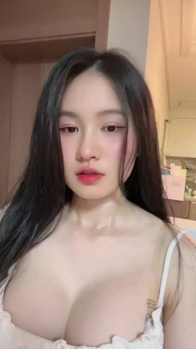 ảnh gái xinh ngực to 7