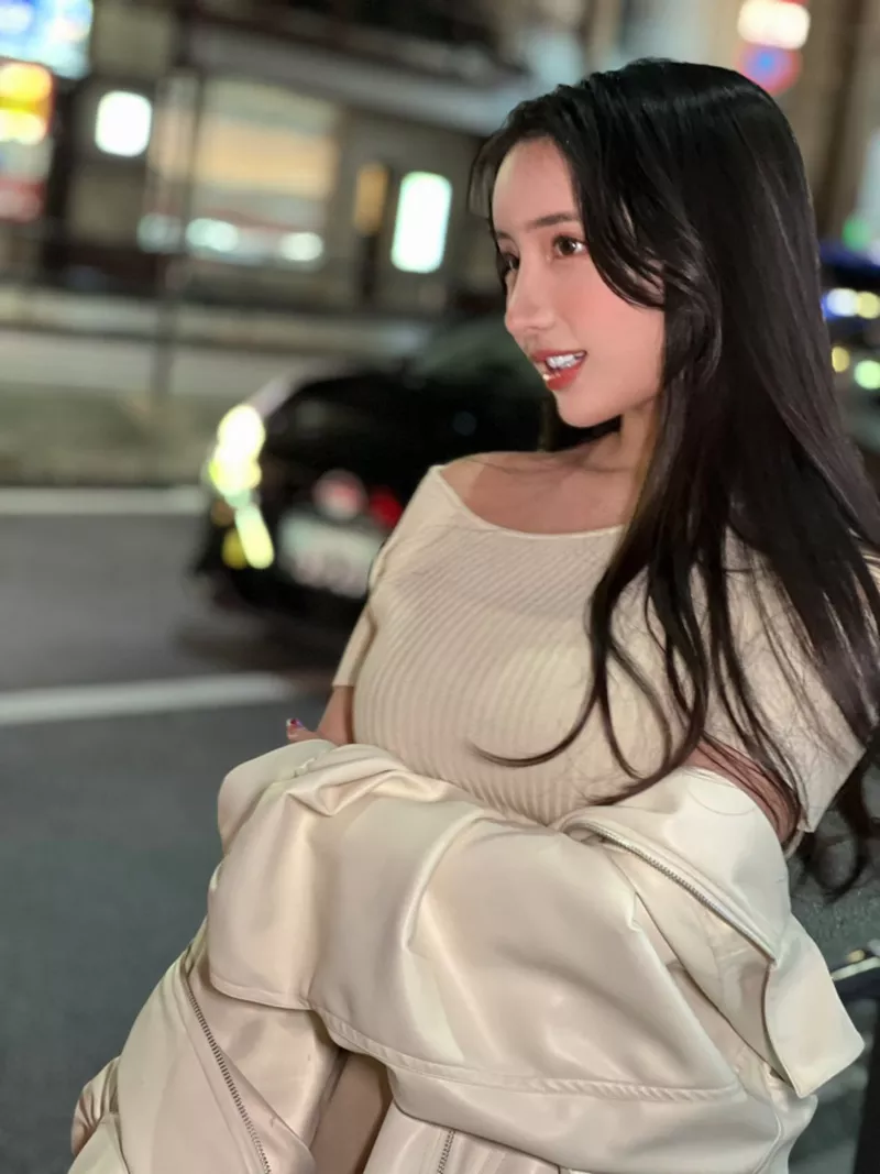 Karen Yuzuriha nhìn nghiêng với ánh mắt đầy mê hoặc