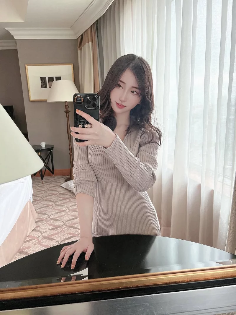 Karen Yuzuriha trong khung cảnh huyền bí đầy cuốn hút