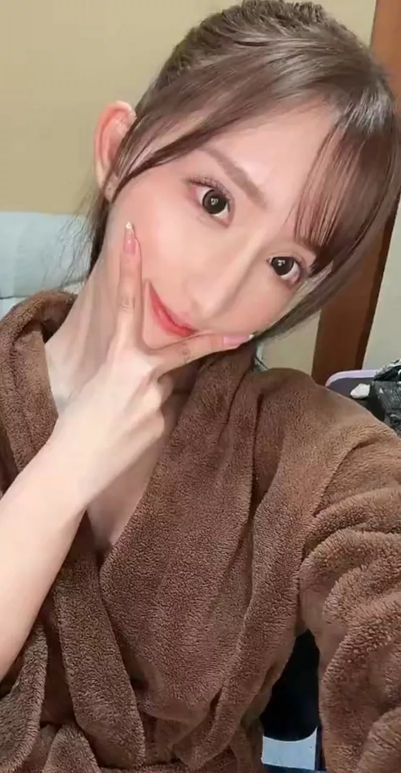 Ảnh cận cảnh gương mặt Karen Yuzuriha đầy bí ẩn