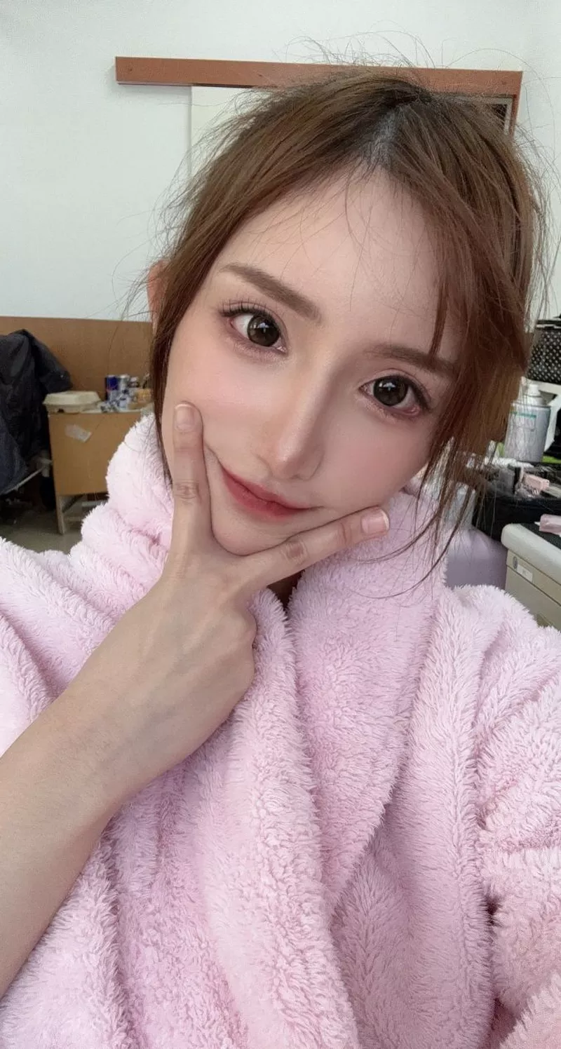 Karen Yuzuriha với ánh nhìn lạnh lùng đầy sức hút