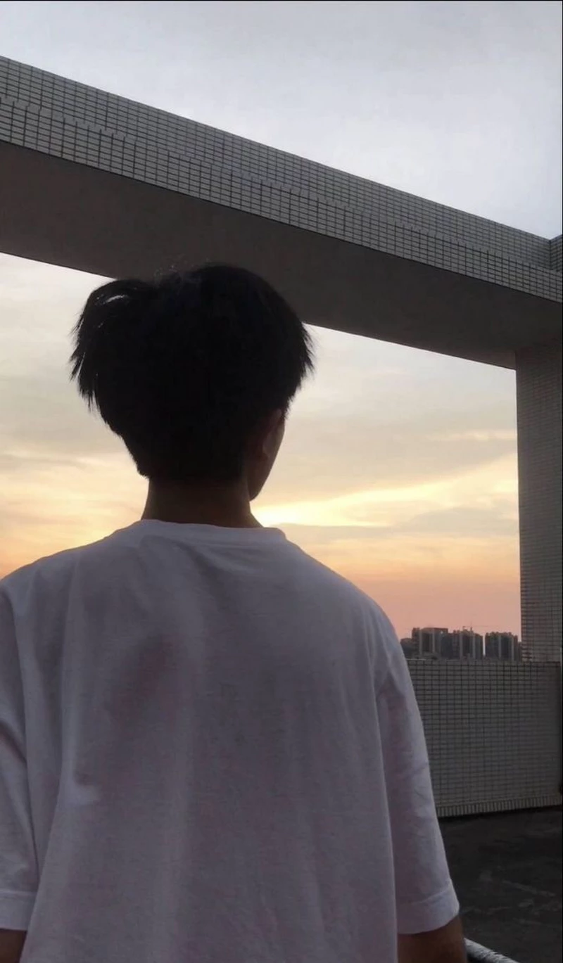 hình ảnh nam chụp sau lưng 1