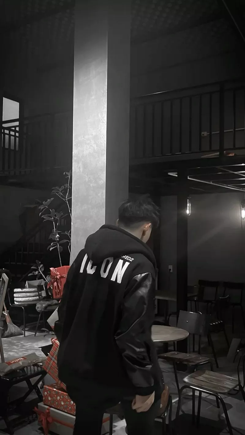 hình ảnh nam chụp sau lưng 10