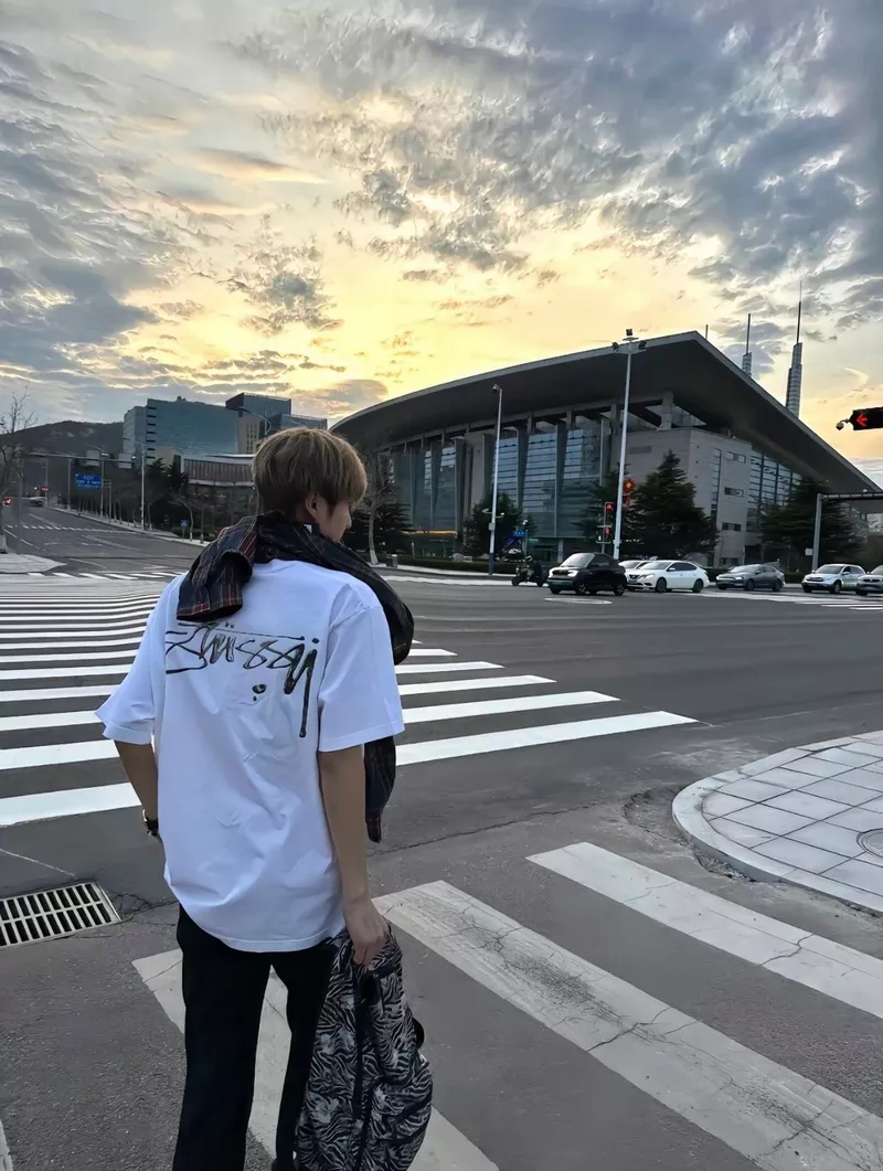 hình ảnh nam chụp sau lưng 12