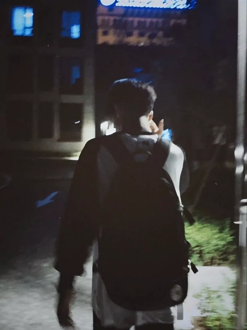 hình ảnh nam chụp sau lưng 13