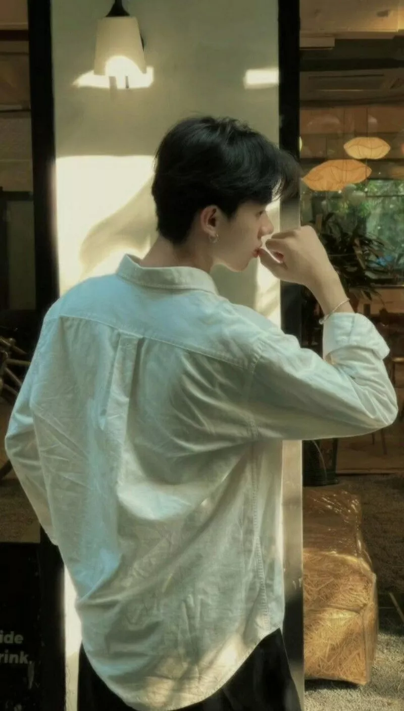 hình ảnh nam chụp sau lưng 18