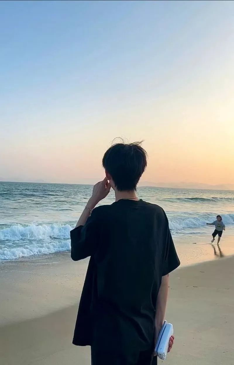 hình ảnh nam chụp sau lưng 19