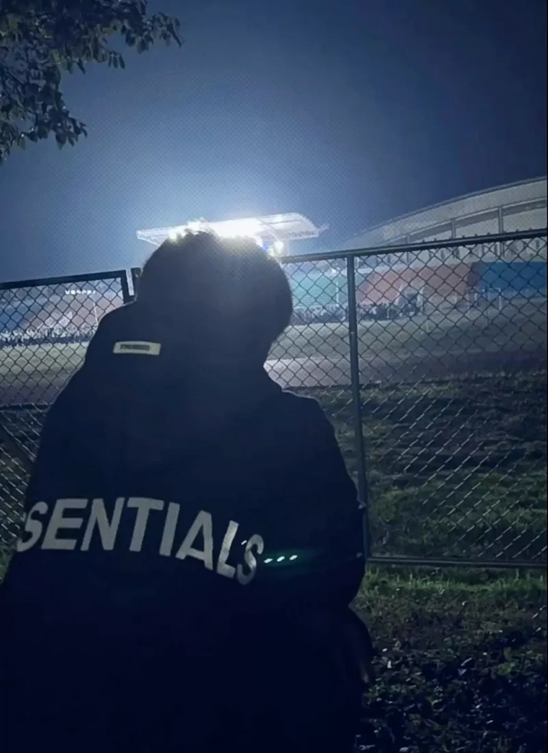 hình ảnh nam chụp sau lưng 2