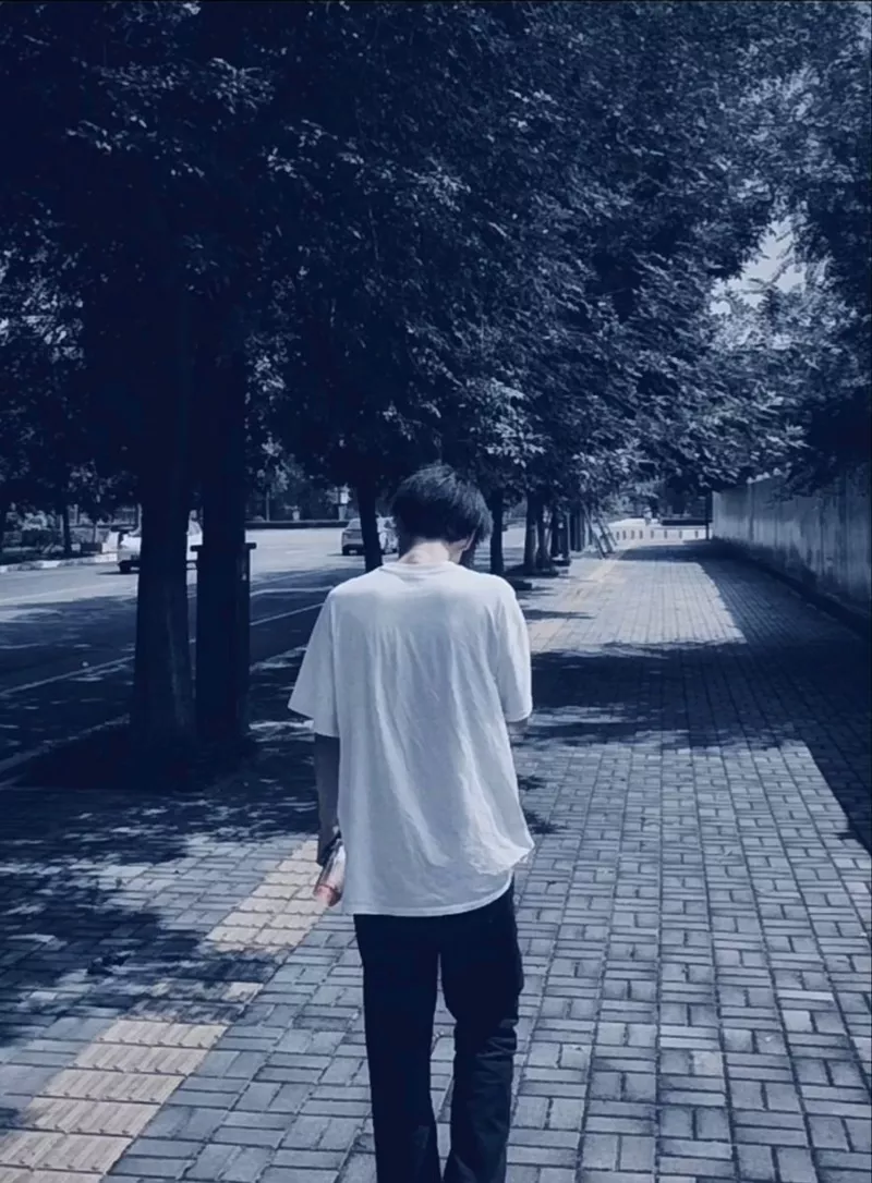 hình ảnh nam chụp sau lưng 22