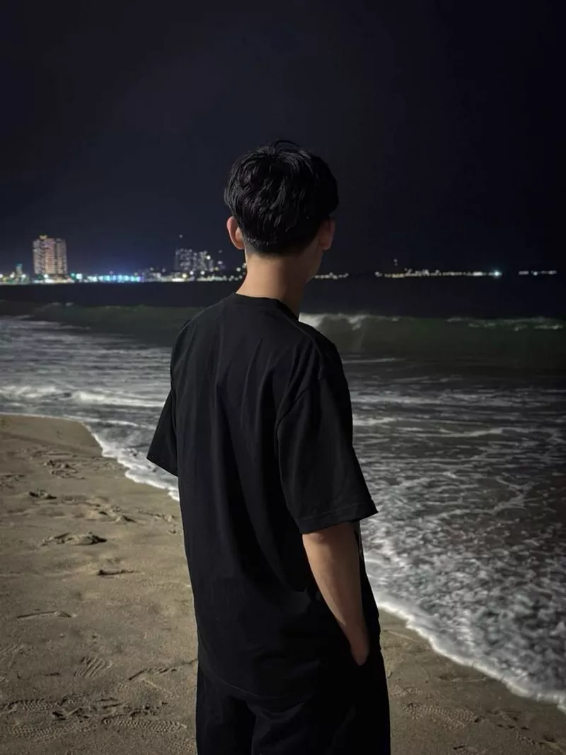 hình ảnh nam chụp sau lưng 23