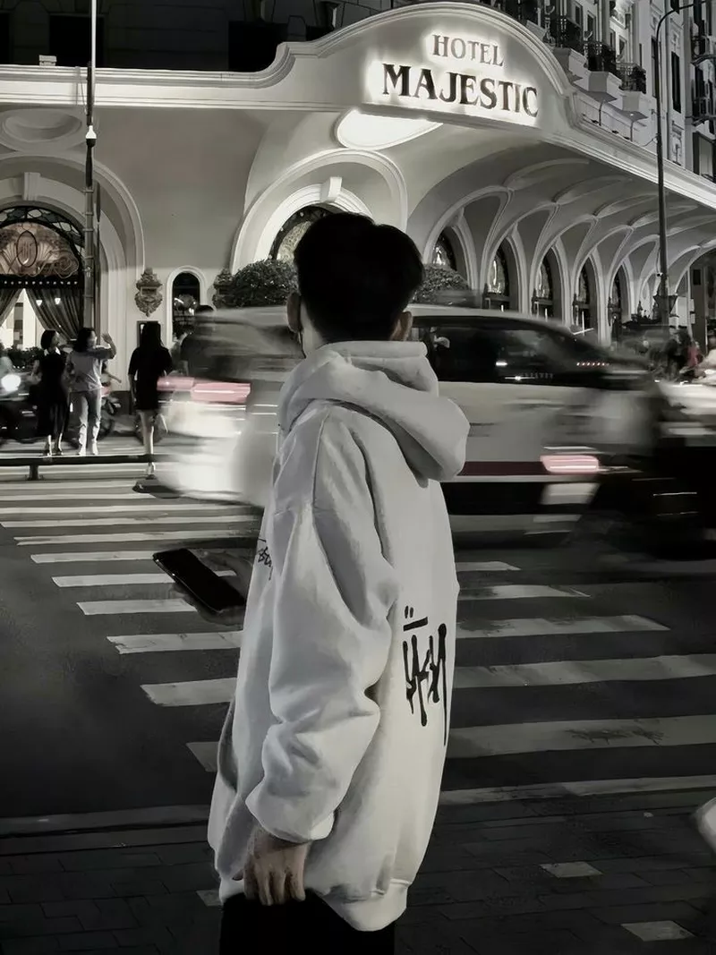 hình ảnh nam chụp sau lưng 3