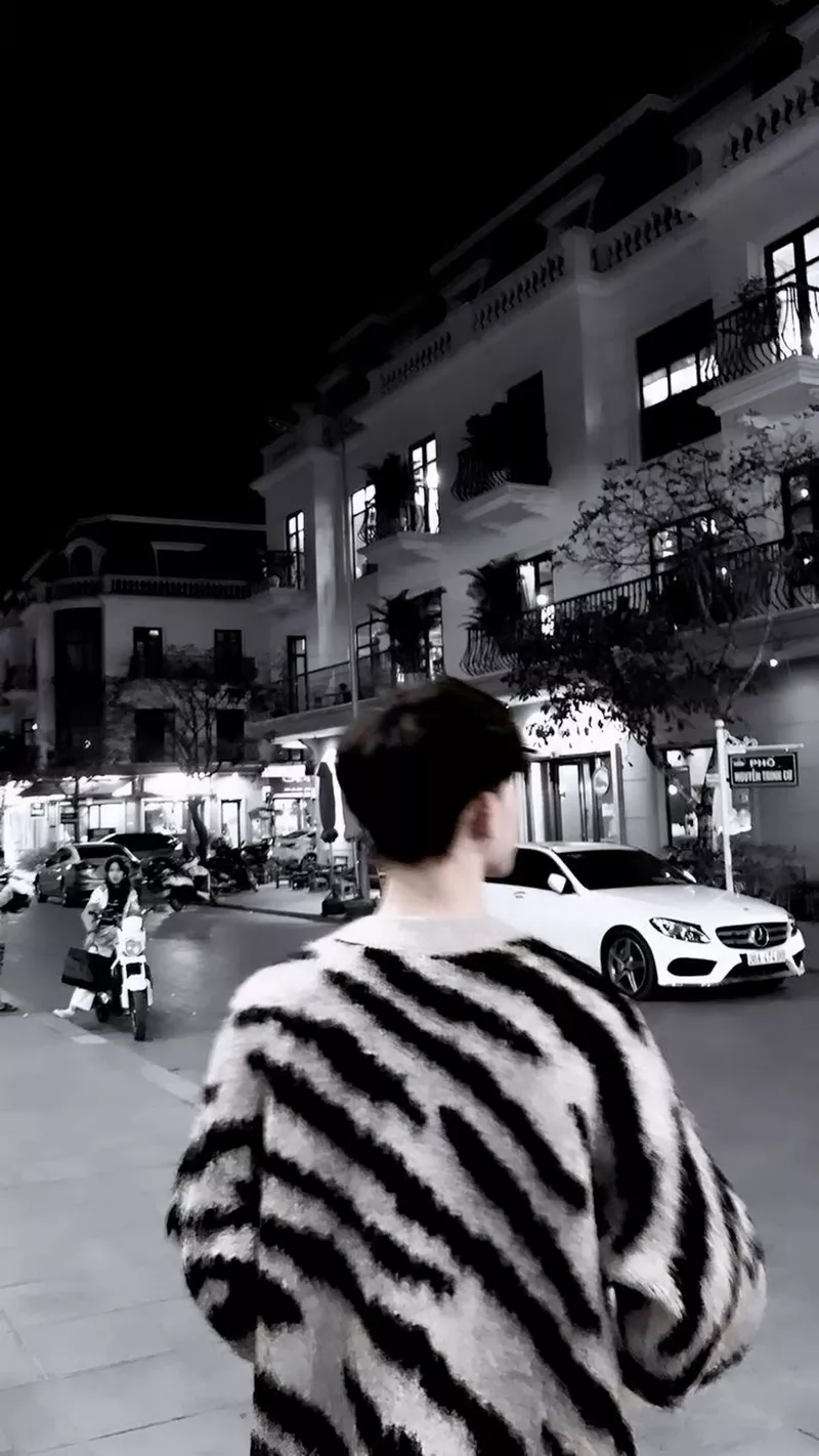 hình ảnh nam chụp sau lưng 7