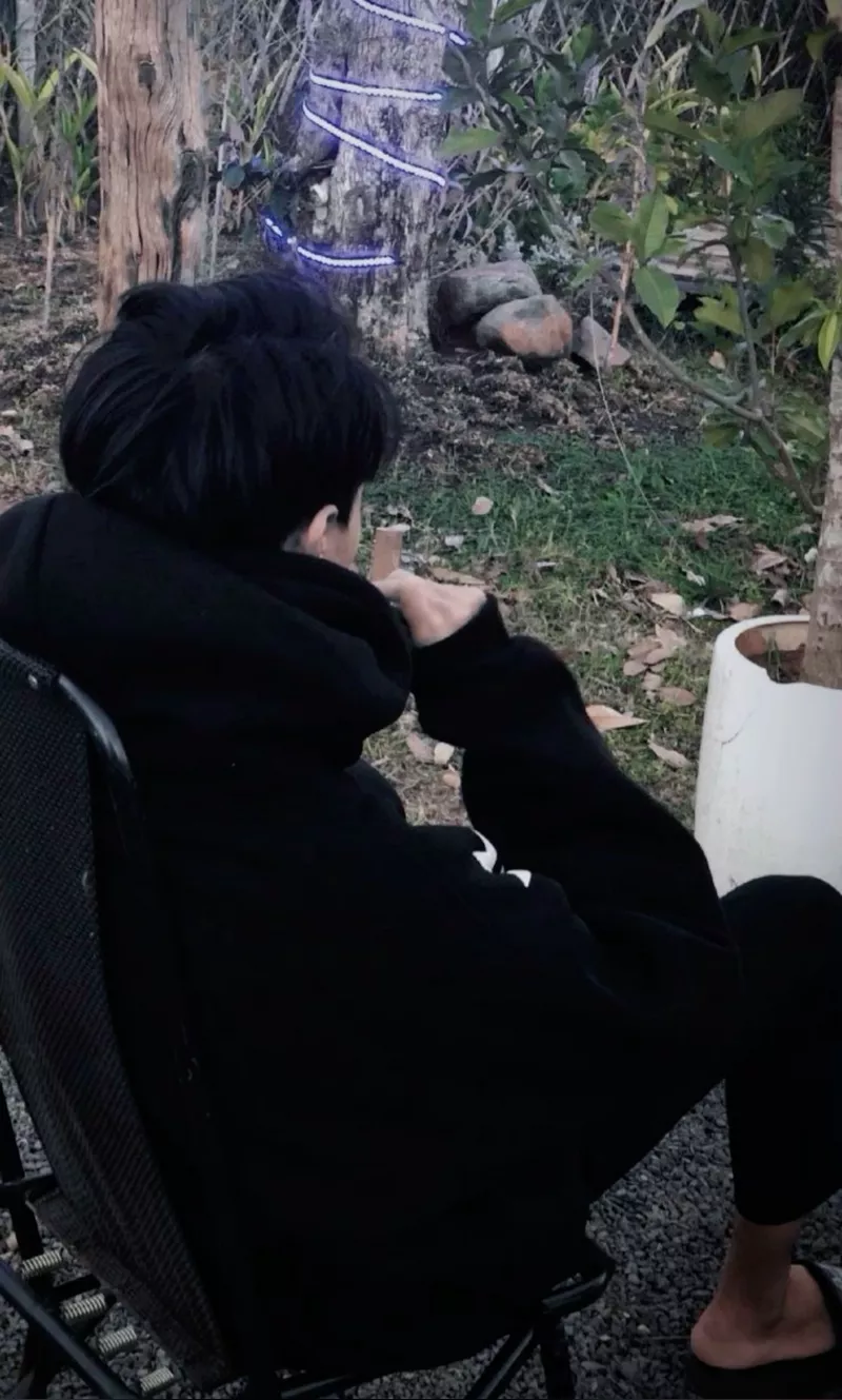 hình ảnh nam chụp sau lưng 9