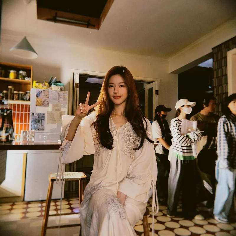 hình ảnh triệu lộ tư 30