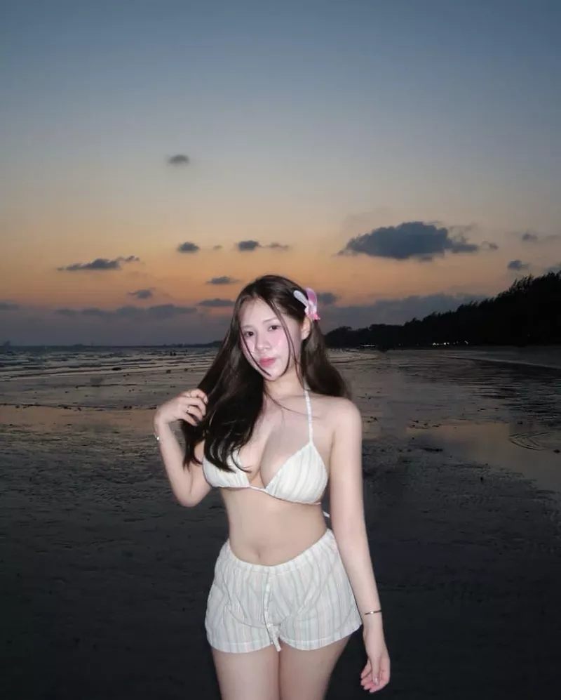 Ảnh gái xinh bikini tạo dáng tự nhiên và cuốn hút