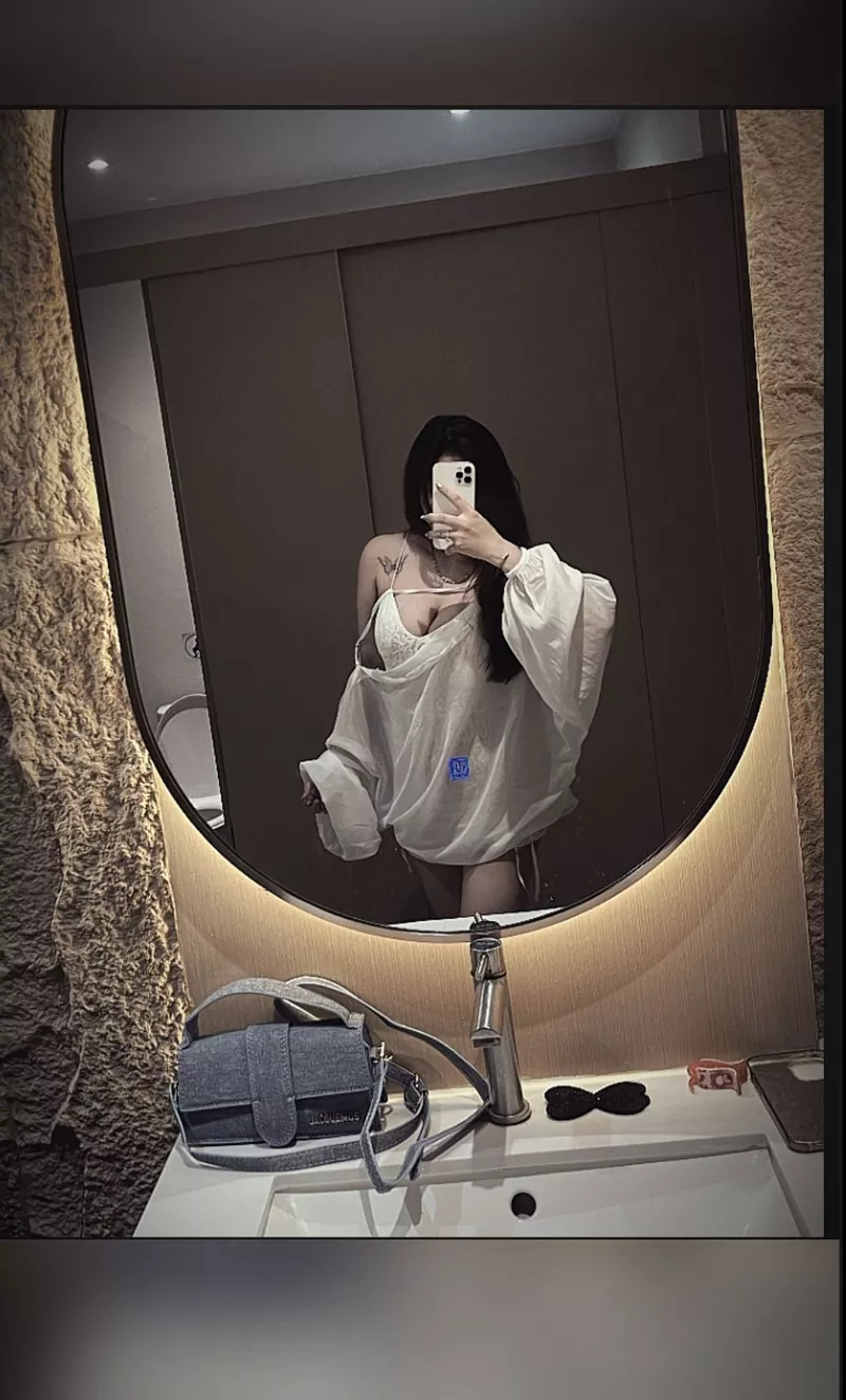 Ảnh gái xinh che mặt phong cách đời thường tự nhiên