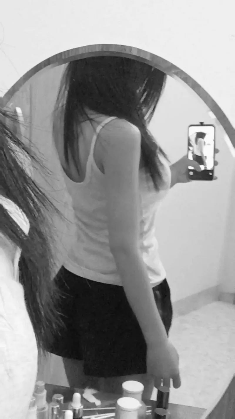 Ảnh gái xinh che mặt tạo cảm giác tò mò người xem