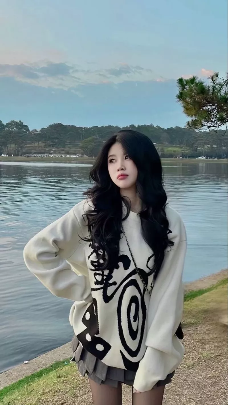 Ảnh gái xinh chụp ngoài trời với thần thái ngọt ngào