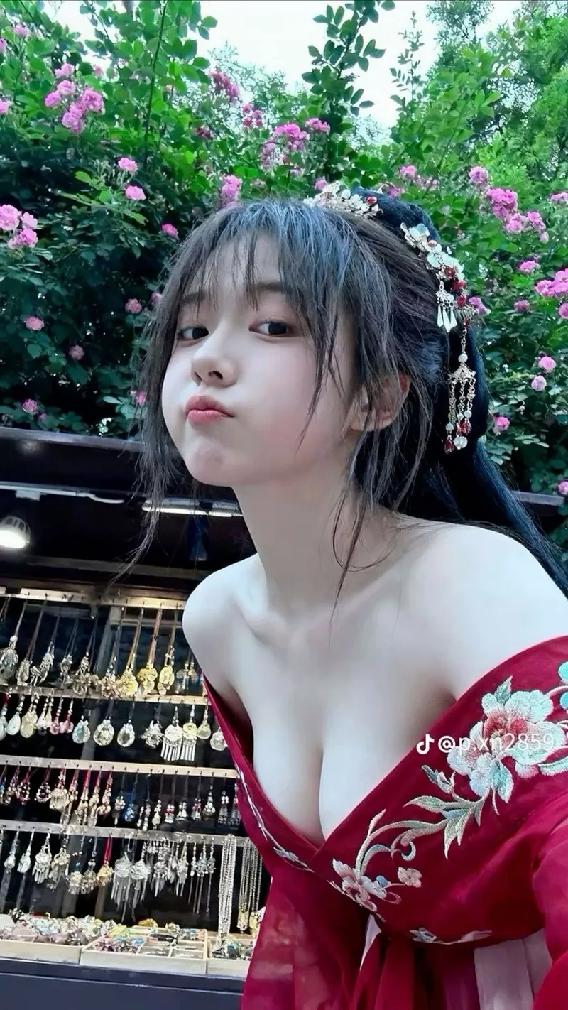 Ảnh gái xinh ngoài trời với ánh sáng tự nhiên đẹp mắt