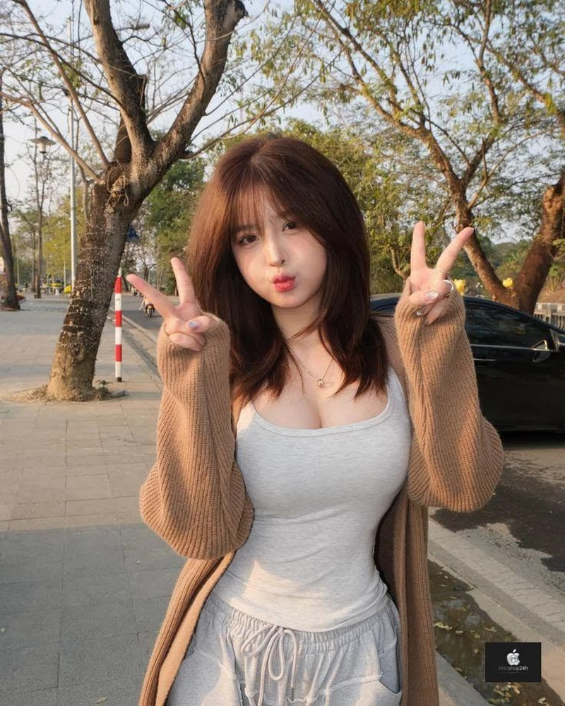 Gái Xinh Múp Đeo Kính Mang Vẻ Đẹp Trong Trẻo Và Ngọt Ngào