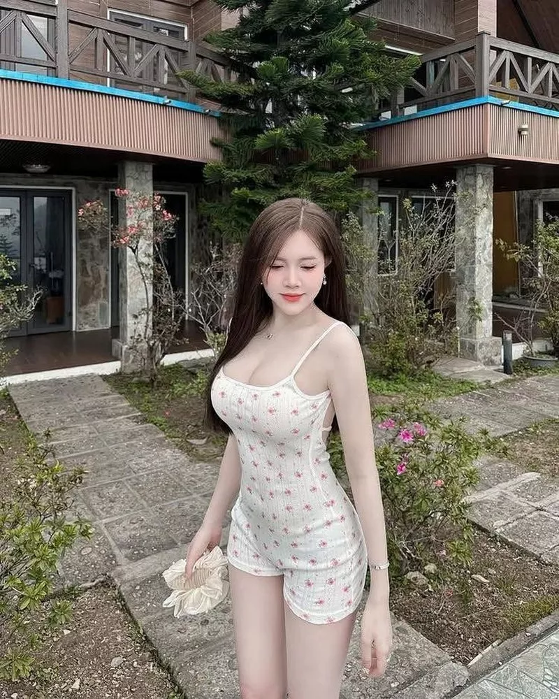 Gái Xinh Múp Mặc Váy Ngắn Tôn Dáng Đầy Đặn Quyến Rũ