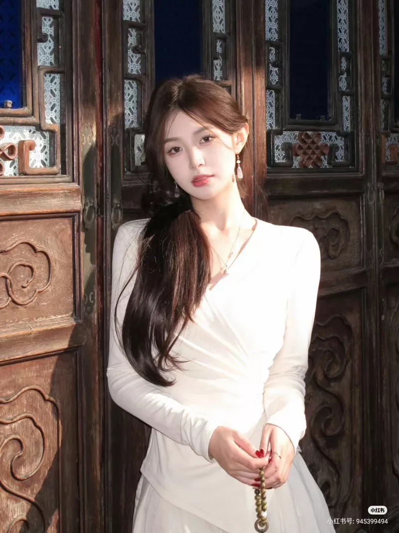 Gái xinh Trung Quốc mặc váy trắng dịu dàng và tinh khôi