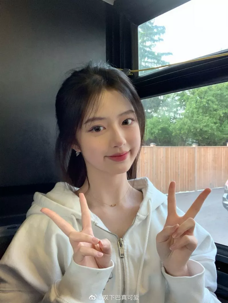 Gái xinh Trung Quốc mang vibe thanh xuân tươi đẹp