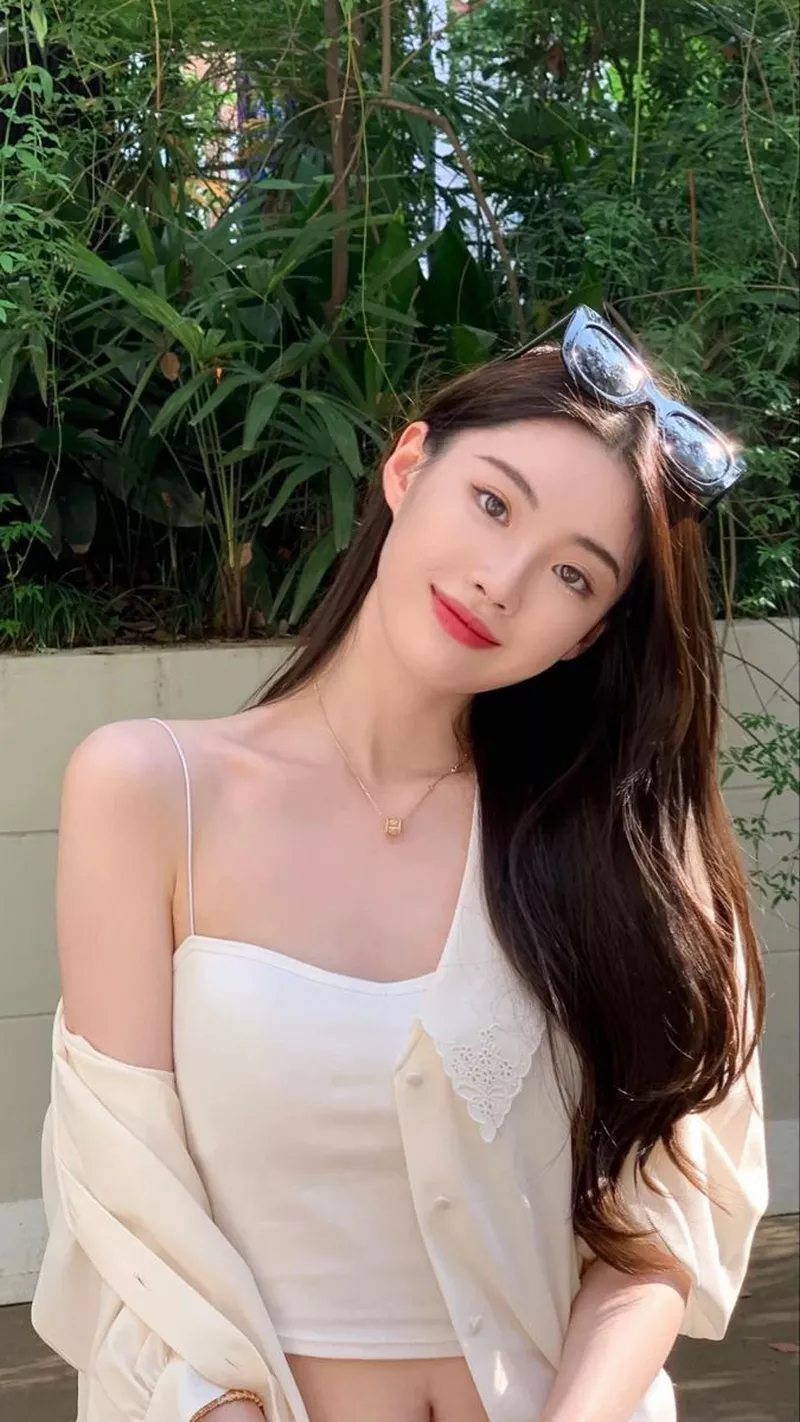 Gái xinh Trung Quốc với gương mặt thanh tú và làn da trắng mịn