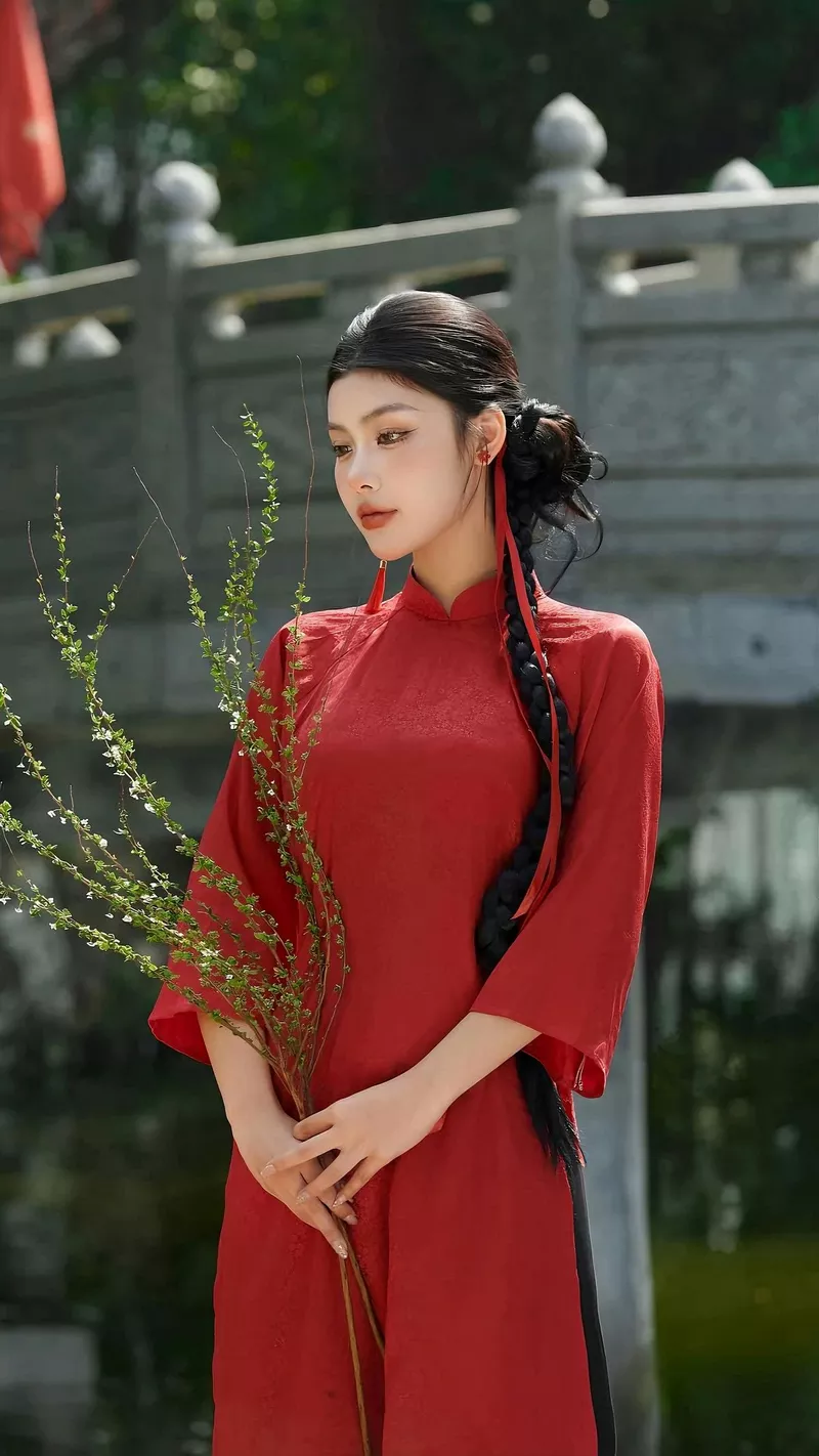 Gái xinh Việt Nam mặc áo dài truyền thống dịu dàng