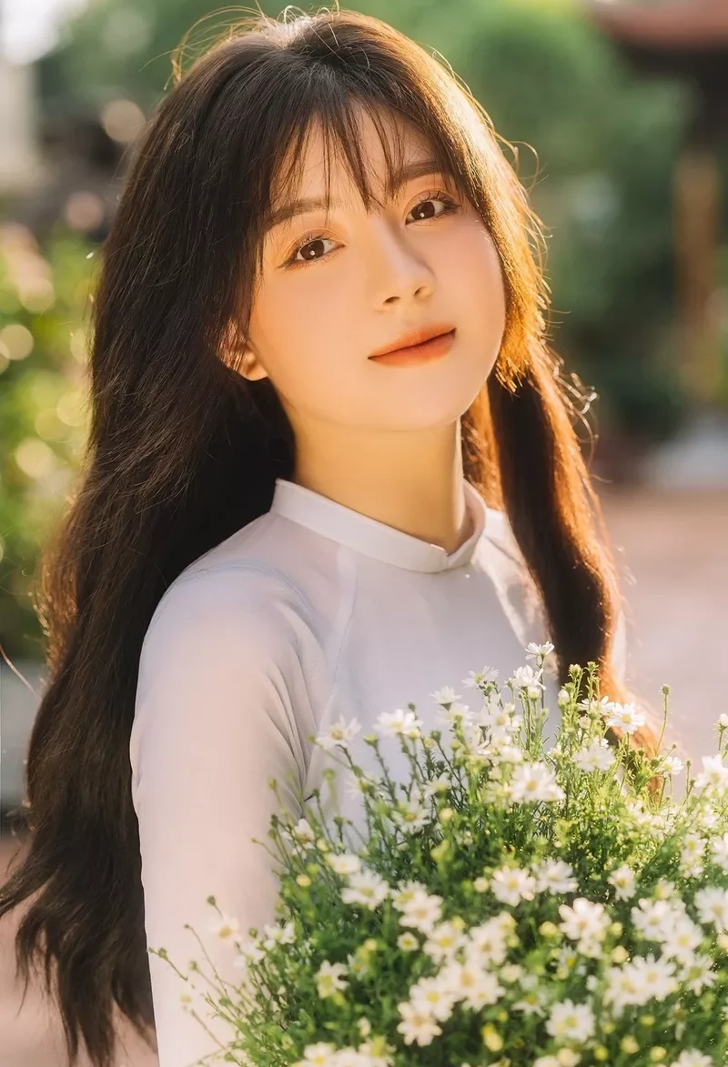 Gái xinh Việt Nam tóc dài dịu dàng bên ánh nắng