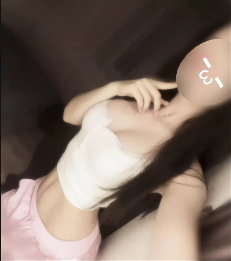 Gái xinh che mặt chụp ảnh đời thường tự nhiên