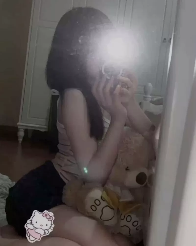 Gái xinh che mặt chụp ảnh góc nghiêng quyến rũ