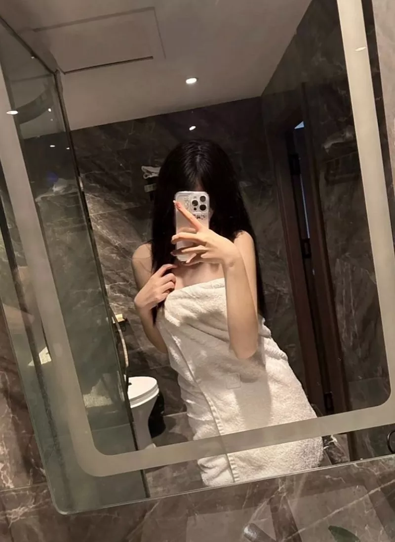 Gái xinh che mặt chụp ảnh selfie cực xinh