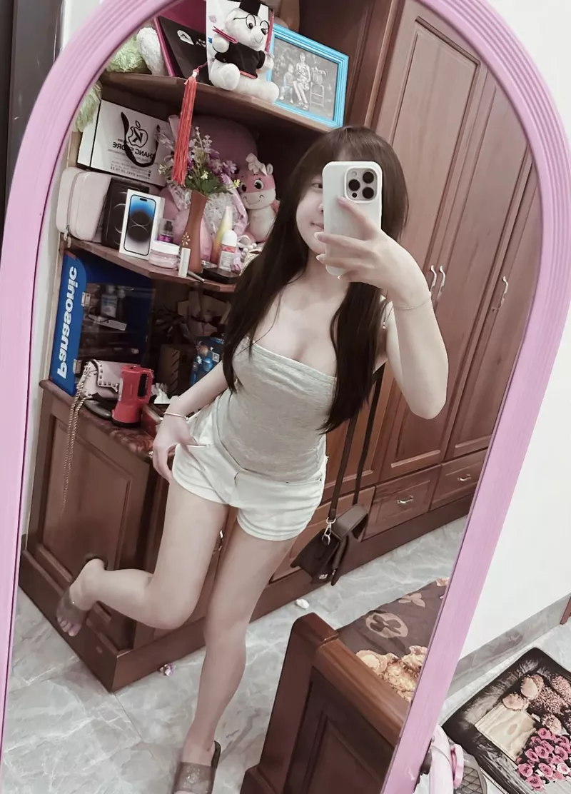 Gái xinh che mặt chụp ảnh trong phòng ngủ xinh xắn