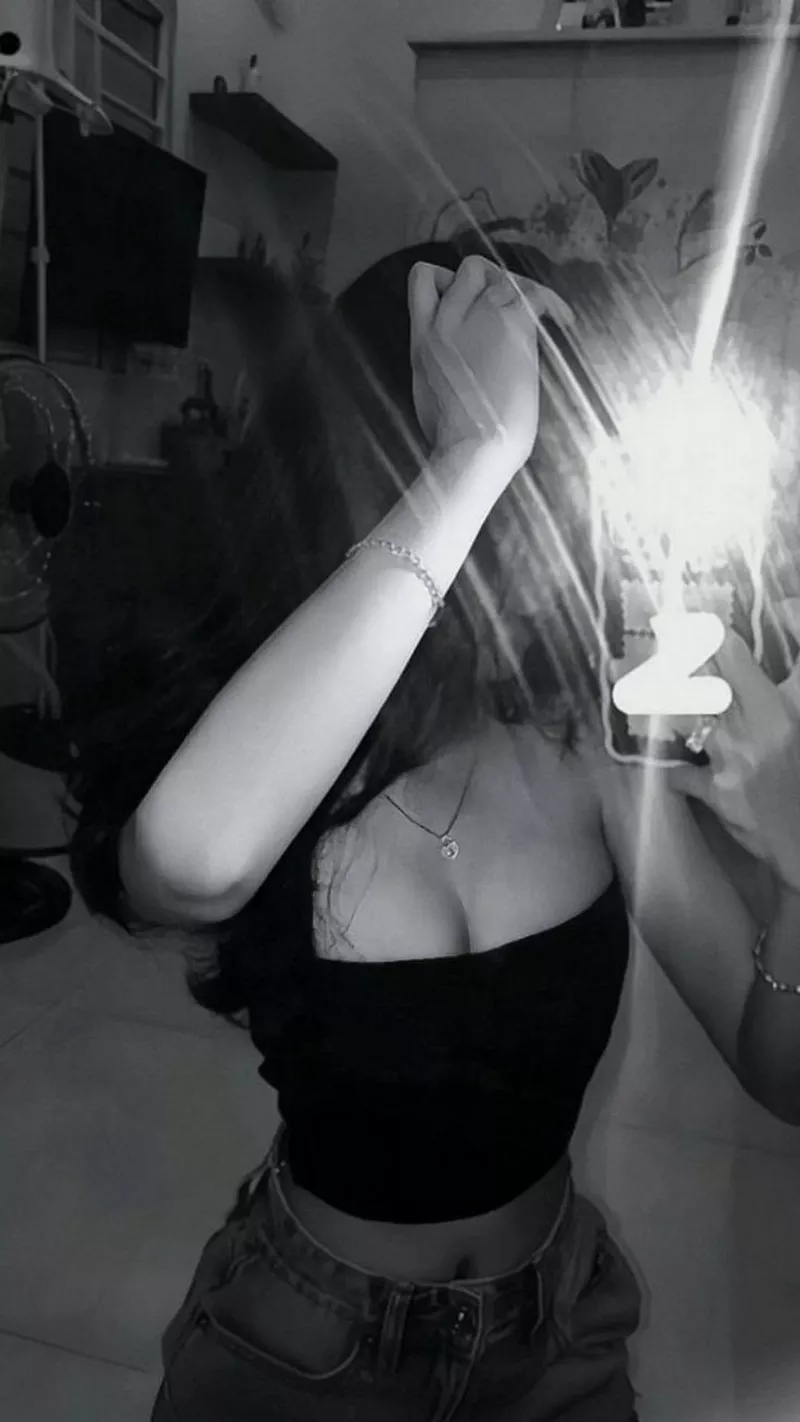 Gái xinh che mặt selfie trước gương xinh xắn