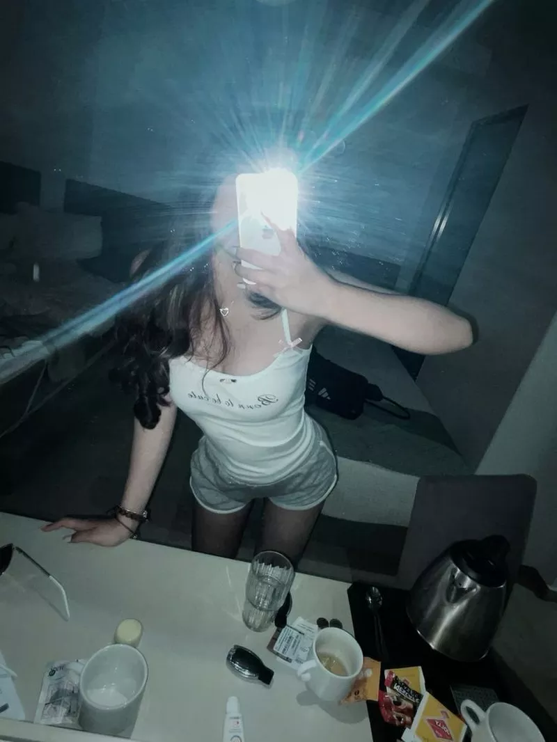 Gái xinh che mặt tạo dáng chụp ảnh đơn giản