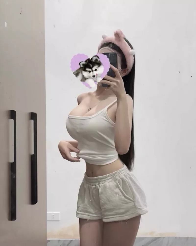 Gái xinh che mặt tạo dáng cool ngầu cá tính