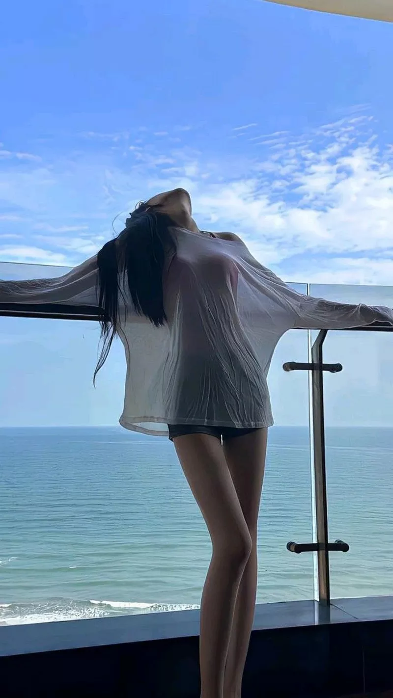 Gái xinh diện bikini khoe body chuẩn giữa biển trời