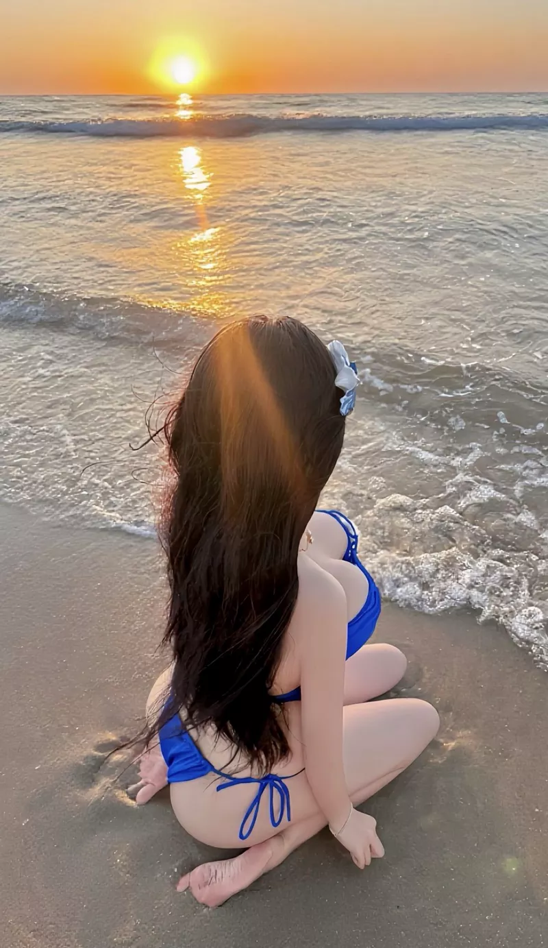 Gái xinh mặc bikini tạo dáng quyến rũ bên biển