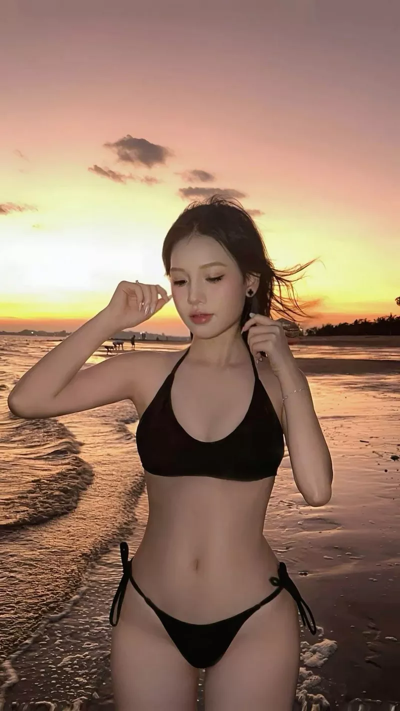 Gái xinh mặc bikini tạo dáng tự tin khoe vóc dáng