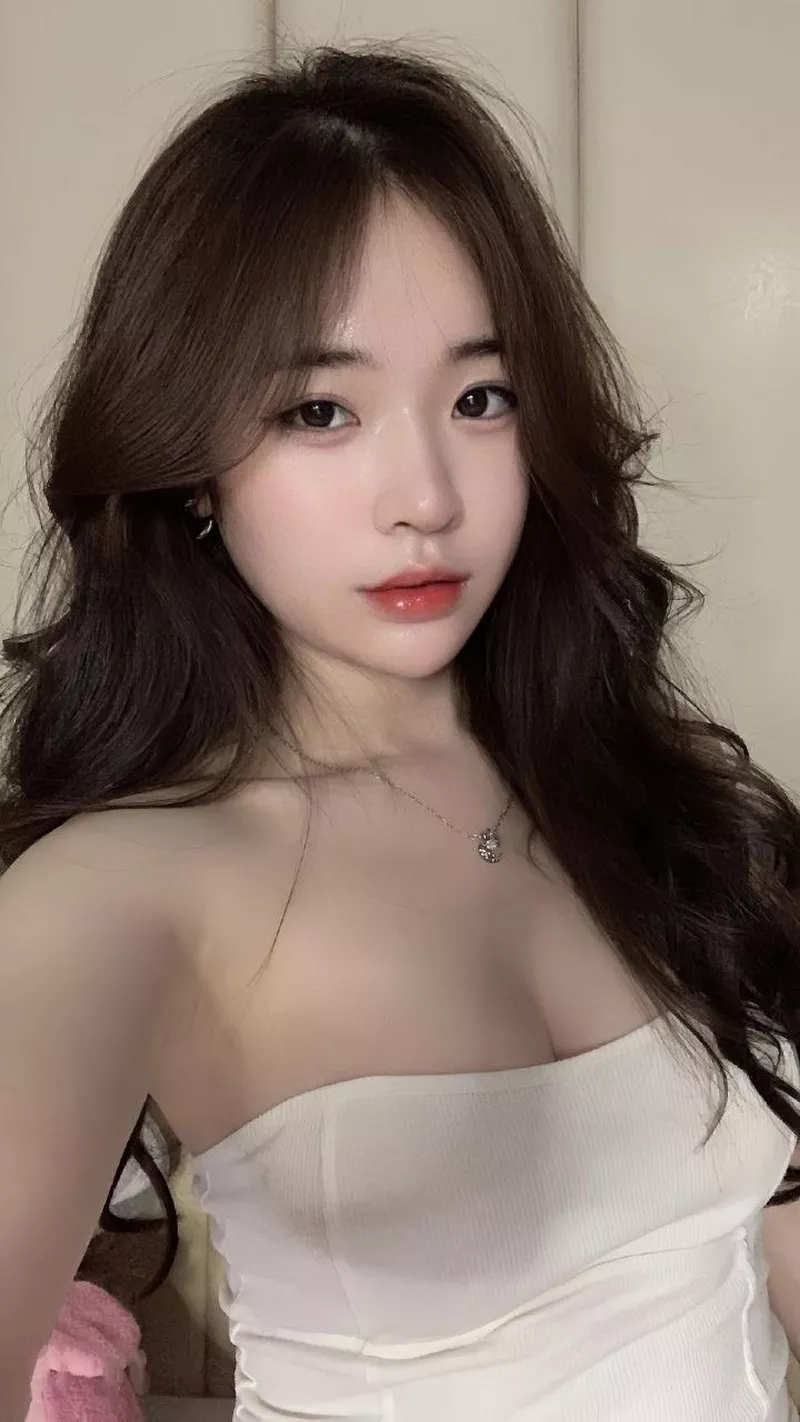 Gái xinh mặc váy trắng trong veo như nàng thơ