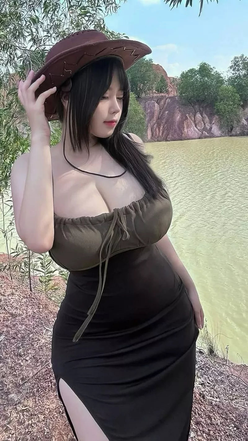 Gái xinh múp dáng tròn nhưng rất cân đối