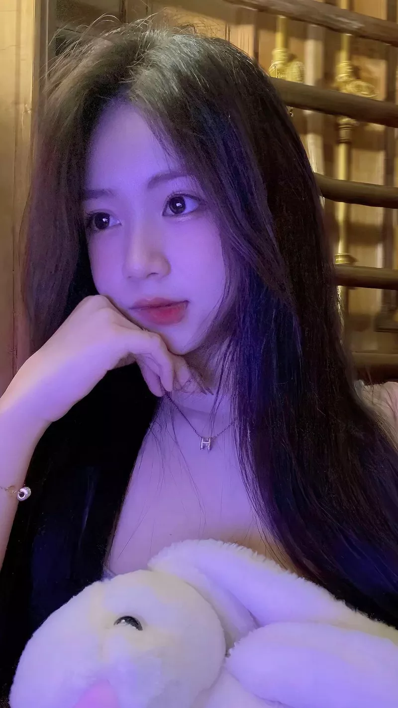 Gái xinh nhìn nghiêng khoe góc mặt xinh xắn