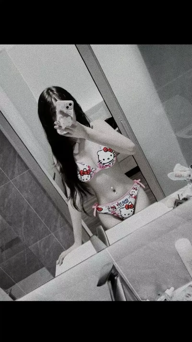 Gái xinh sexy khoe body nóng bỏng trước ống kính