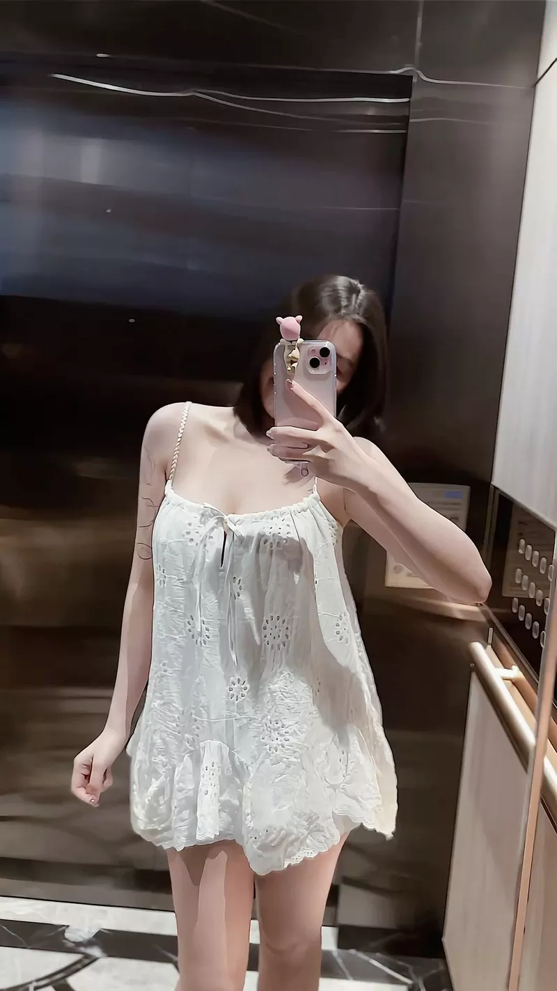 Gái xinh sexy khoe dáng quyến rũ với ánh nhìn cuốn hút