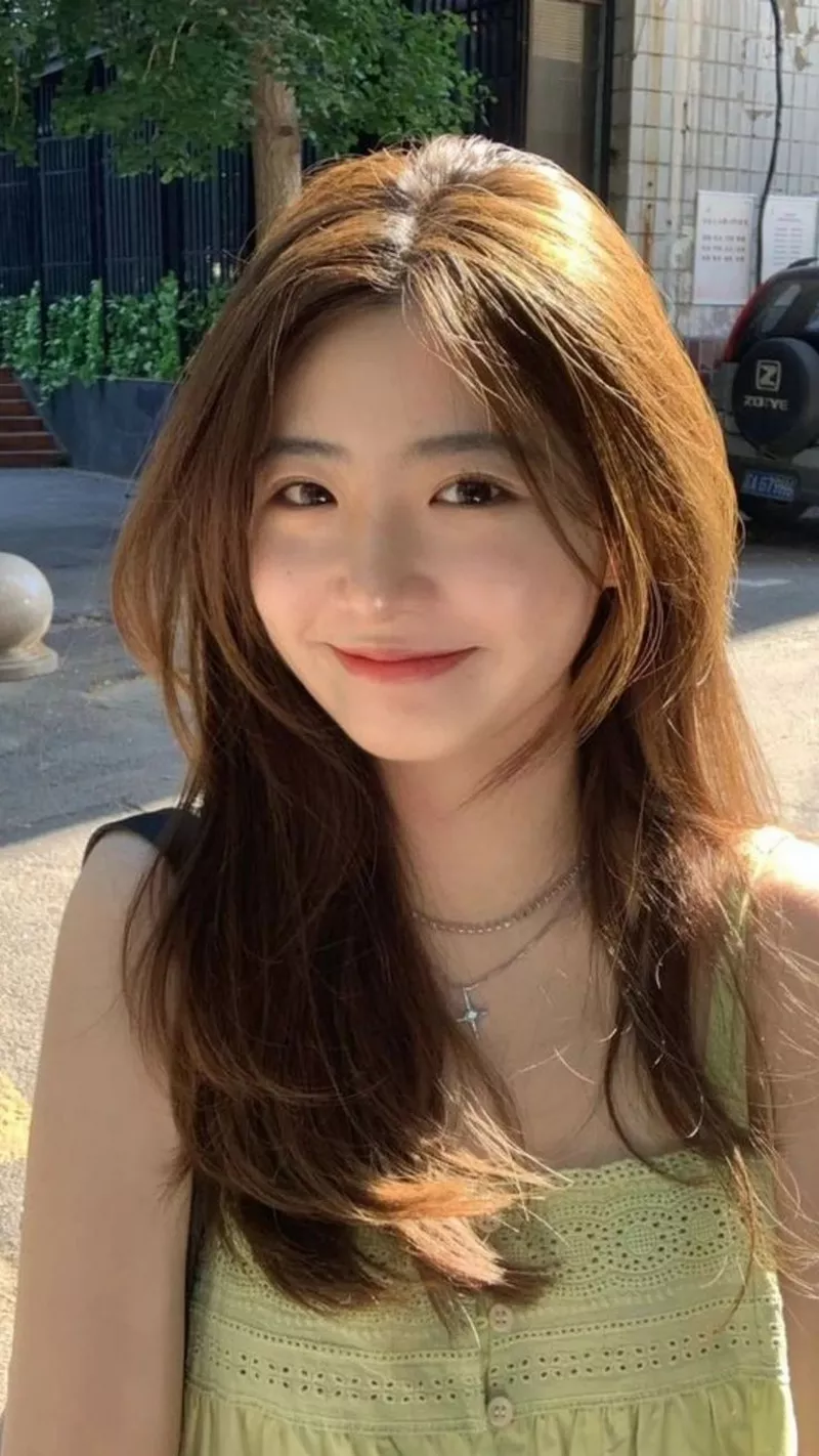 Hot girl Hàn Quốc xinh đẹp trong ánh nắng tự nhiên