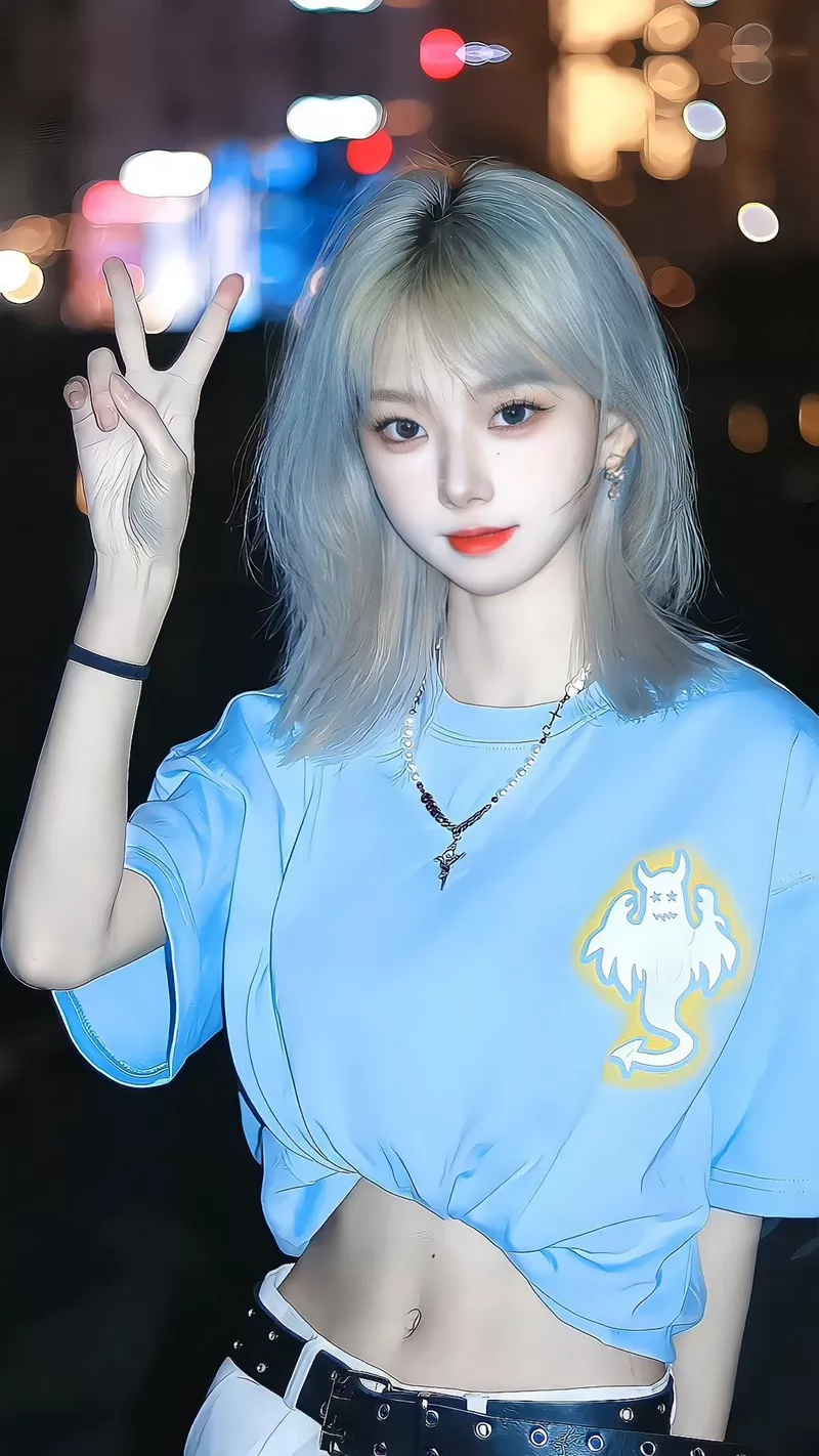 Hot girl TikTok tạo dáng cute gây sốt